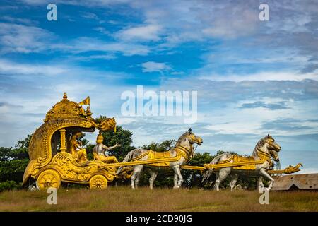 holly Arjuna Chariot von Mahabharata in goldener Farbe mit erstaunlichen Himmel Hintergrund Bild wird bei murdeshwar karnataka indien genommen. Stockfoto