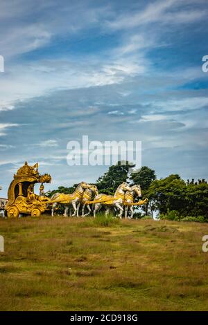 holly Arjuna Chariot von Mahabharata in goldener Farbe mit erstaunlichen Himmel Hintergrund Bild wird bei murdeshwar karnataka indien genommen. Stockfoto