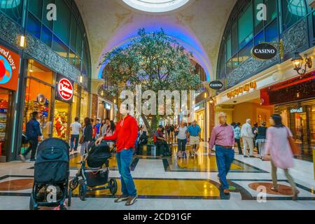 Niagara Falls, Kanada, Juli 2015 - Shopper und Besucher in Fallsview Mall. Das Einkaufszentrum ist das ganze Jahr über voll und voll Stockfoto