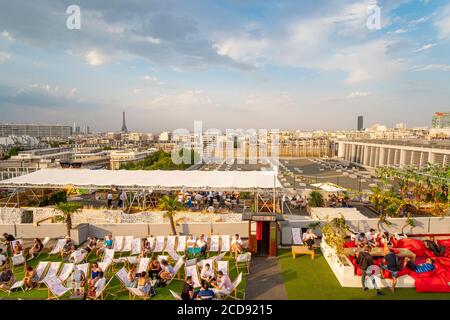 Frankreich, Paris, vegetales Dach von 3.500M2, der hängende Garten auf dem Dach eines Parkplatzes während des Sommers installiert Stockfoto