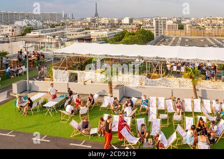 Frankreich, Paris, vegetales Dach von 3.500M2, der hängende Garten auf dem Dach eines Parkplatzes während des Sommers installiert Stockfoto