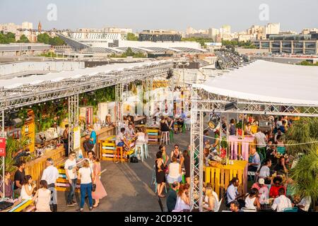 Frankreich, Paris, vegetales Dach von 3.500M2, der hängende Garten auf dem Dach eines Parkplatzes während des Sommers installiert Stockfoto