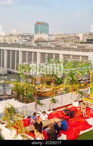 Frankreich, Paris, vegetales Dach von 3.500M2, der hängende Garten auf dem Dach eines Parkplatzes während des Sommers installiert Stockfoto