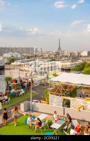 Frankreich, Paris, vegetales Dach von 3.500M2, der hängende Garten auf dem Dach eines Parkplatzes während des Sommers installiert Stockfoto