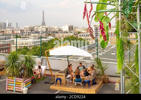 Frankreich, Paris, vegetales Dach von 3.500M2, der hängende Garten auf dem Dach eines Parkplatzes während des Sommers installiert Stockfoto