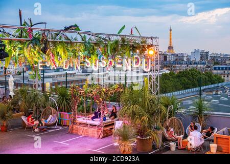 Frankreich, Paris, vegetales Dach von 3.500M2, der hängende Garten auf dem Dach eines Parkplatzes während des Sommers installiert Stockfoto