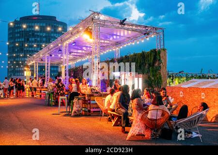 Frankreich, Paris, vegetales Dach von 3.500M2, der hängende Garten auf dem Dach eines Parkplatzes während des Sommers installiert Stockfoto