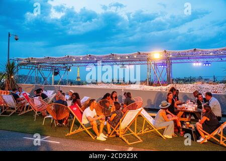 Frankreich, Paris, vegetales Dach von 3.500M2, der hängende Garten auf dem Dach eines Parkplatzes während des Sommers installiert Stockfoto