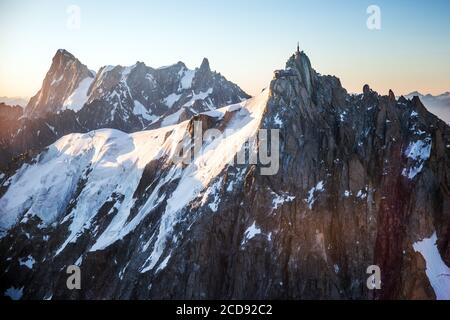 Frankreich, Haute Savoie, Chamonix Mont Blanc, Aiguille du Midi (3842m) (Luftaufnahme) Stockfoto