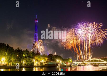 Frankreich, Paris, von der UNESCO zum Weltkulturerbe erklärt, Nationalfeiertag, das Feuerwerk vom 14. Juli 2019 und der Eiffelturm Stockfoto