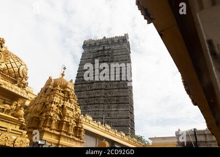 Murdeshwar Tempel rajagopuram Eingang mit flachem Himmel Bild ist nehmen an murdeshwar karnataka indien am frühen Morgen. Es ist einer der höchsten Gopuram oder Stockfoto