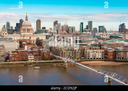 Erhöhter Blick auf die City of London auf der anderen Seite der Themse, mit St. Paul's Cathedral über allen anderen Gebäuden Stockfoto