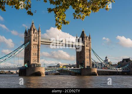 Wahrzeichen Londons - die Tower Bridge Stockfoto