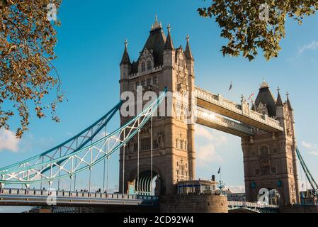 Wahrzeichen Londons - die Tower Bridge Stockfoto