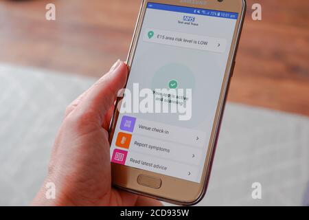 NHS COVID-19 Test- und Trace-App auf einem Mobiltelefon angezeigt. Stockfoto