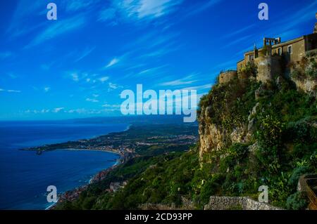 Kirche Madonna della Rocca von der Via Crucis aus gesehen, Taormina Sizilien Stockfoto