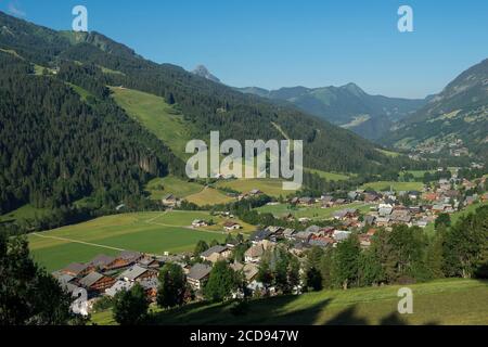 Frankreich, Haute Savoie, Massif du Chablais, Val d'Abondance, Portes du Soleil, Chapelle d'Abondance, vue generale du Village et le sommet pointu du pic de la Corne (2074m) Stockfoto