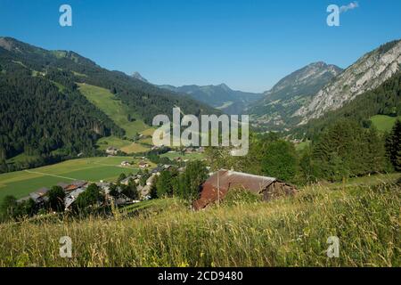 Frankreich, Haute Savoie, Massif du Chablais, Val d'Abondance, Portes du Soleil, Chapelle d'Abondance, vue generale du Village et le sommet pointu du pic de la Corne (2074m) Stockfoto