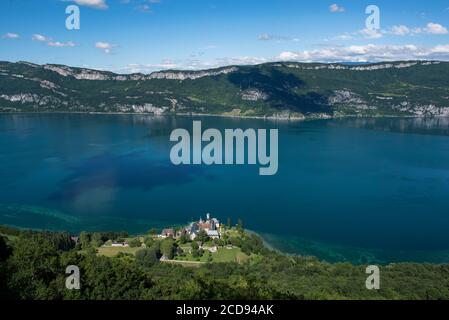 Frankreich, Savoie, Bourget-See, Aix les Bains, Riviera der Alpen, Panoramablick auf die Abtei von Hautecombe heute von der Gemeinde Chemin Neuf und die Berge von Sapenay und Corsuet Blick vom belvedere von Ontex besetzt Stockfoto