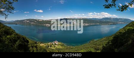 Frankreich, Savoie, Bourget-See, Aix les Bains, Riviera der Alpen, Panoramablick auf die Abtei von Hautecombe heute von der Gemeinde Chemin Neuf und den Bergen von Sapenay (980m) und Corsuet besetzt Stockfoto