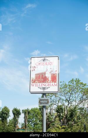 Cherry Willingham Dorfschild errichtet, um Königin Elizabeth II zu gedenken goldenes Jubiläum 2. Juni 2002 Stockfoto