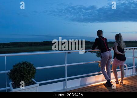 Kanada, Quebec, Montreal, Bootstour auf dem St. Lawrence River in der Abenddämmerung Stockfoto