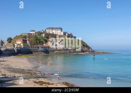 Frankreich, Manche, Cotentin, Granville, der Strand, das Casino und die Oberstadt auf einem Felsvorsprung, der die Bucht von Mont-Saint-Michel schließt gebaut Stockfoto