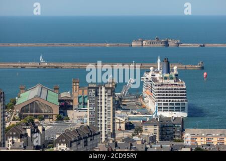 Frankreich, Manche, Cherbourg, erhöhte Cherbourg Stadtansicht vom Fort du Roule, Cherbourg Transatlantic Ferry Terminal und Arcadia Liner angedockt (Central Fort im Hintergrund) Stockfoto