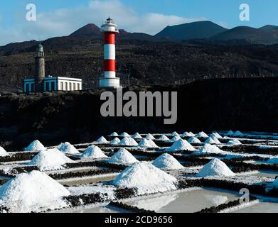 Spanien, Kanarische Inseln, La Palma, Blick auf einen Leuchtturm und Kochsalzlösung, die es umgeben durch das Meer, auf einer vulkanischen Insel Stockfoto