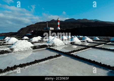 Spanien, Kanarische Inseln, La Palma, Blick auf einen Leuchtturm und Kochsalzlösung, die es umgeben durch das Meer, auf einer vulkanischen Insel Stockfoto