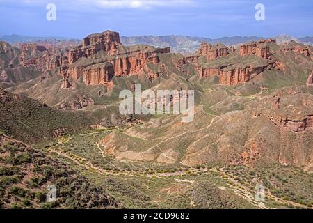 Farbenfrohe Badlands im Zhangye National Geopark / Zhangye Danxia Geopark im nördlichen Ausläufer des Qilian Gebirges, Provinz Gansu, China Stockfoto