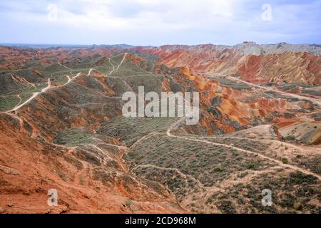 Farbenfrohe Badlands im Zhangye National Geopark / Zhangye Danxia Geopark im nördlichen Ausläufer des Qilian Gebirges, Provinz Gansu, China Stockfoto