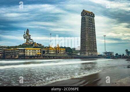 Murdeshwar Tempel frühmorgens Ansicht von niedrigem Winkel mit Meereswellen Bild wird bei murudeshwar karnataka indien am frühen Morgen genommen. Es ist das Haus von Stockfoto