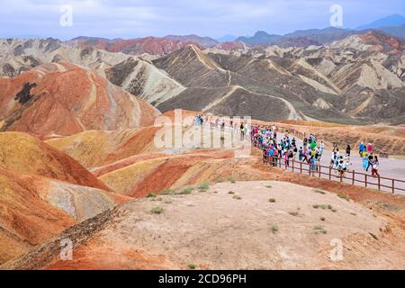 Farbenfrohe Badlands im Zhangye National Geopark / Zhangye Danxia Geopark im nördlichen Ausläufer des Qilian Gebirges, Provinz Gansu, China Stockfoto