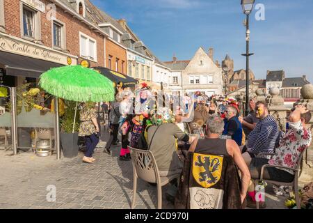 Frankreich, Nord, Cassel, Frühjahrskarneval, verkleidete Leute sitzen auf der Terrasse Stockfoto