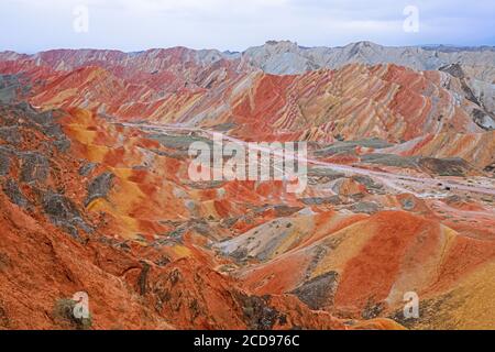 Farbenfrohe Badlands im Zhangye National Geopark / Zhangye Danxia Geopark im nördlichen Ausläufer des Qilian Gebirges, Provinz Gansu, China Stockfoto