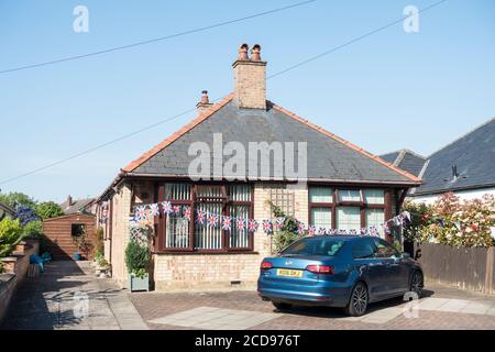 Union-Jack-Verpacke auf Bungalow feiert 75. Jahrestag des Sieges In Europa Tag Mai 2020 Stockfoto