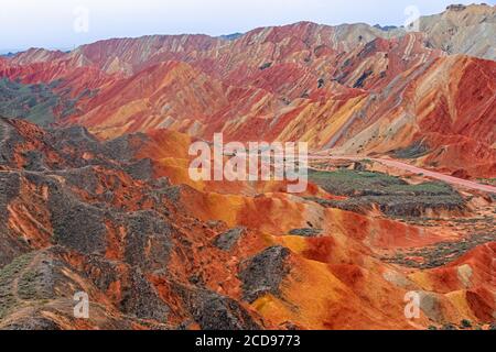 Farbenfrohe Badlands im Zhangye National Geopark / Zhangye Danxia Geopark im nördlichen Ausläufer des Qilian Gebirges, Provinz Gansu, China Stockfoto