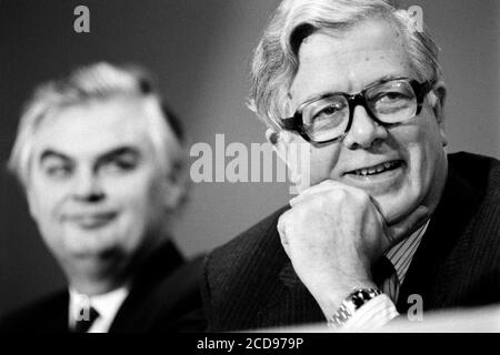 Norman Lamont – Chief Secretary to the Treasury (links) und Sir Geoffrey Howe – Vize-Premierminister und Lord President of the Council. Konservative und unionistische Parteikonferenz im Bournemouth International Centre in Dorset. Oktober 1990. Foto: Neil Turner Stockfoto