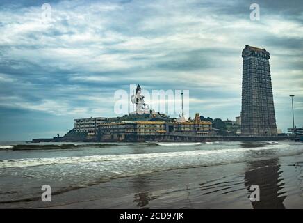 Murdeshwar Tempel frühmorgens Ansicht von niedrigem Winkel mit Meereswellen Bild wird bei murudeshwar karnataka indien am frühen Morgen genommen. Es ist das Haus von Stockfoto