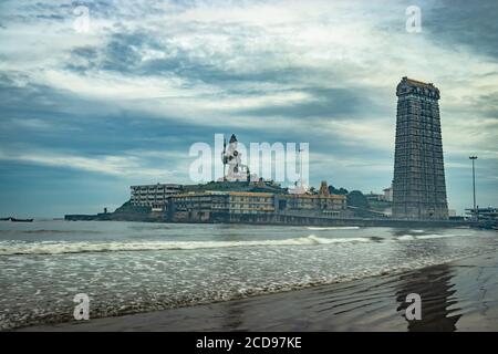 Murdeshwar Tempel frühmorgens Ansicht von niedrigem Winkel mit Meereswellen Bild wird bei murudeshwar karnataka indien am frühen Morgen genommen. Es ist das Haus von Stockfoto