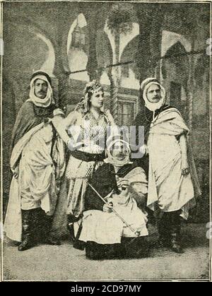 . Cook's praktische Führer nach Algerien und Tunesien . OSTUMES Das original arabische Kostüm ist zweifellos das Kostüm des Arabers der Ebene, denn das Kostüm der Stadt Arabhas ist zu einer Mischung aus türkischem und jüdischestem, das keine feste Eigenschaft hat, degeneriert. Der Araber der schlichten Kleider in Haicks und Burnouses, und sollte er wohlhabend sein, trägt das werdende und majestätische Kostüm auf der Oberfläche der Erde. Die Kleidung besteht zunächst aus einem Liaick, oder langen Streifen von gestreiften wollengauze, die bedeckt die weiße Filzkappe auf seinem Kopf und Hänge Hut an der Rückseite seines Kopfes, bedeckt seine Stockfoto