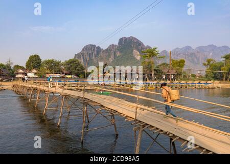 Lao, Provinz Vientiane, Vang Vieng, Hängebrücke über den Nam Song Fluss, Karstgebirge im Hintergrund Stockfoto