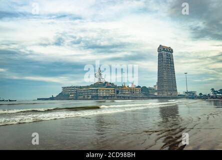 Murdeshwar Tempel frühmorgens Ansicht von niedrigem Winkel mit Meereswellen Bild wird bei murudeshwar karnataka indien am frühen Morgen genommen. Es ist das Haus von Stockfoto