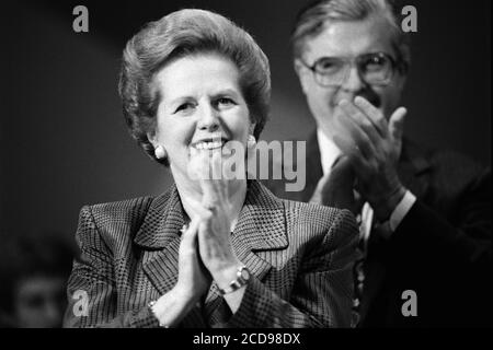 Margaret Thatcher – Premierministerin und Kenneth Baker – Kanzlerin des Herzogtums Lancaster. Konservative und unionistische Parteikonferenz im Bournemouth International Centre in Dorset. Oktober 1990. Foto: Neil Turner Stockfoto