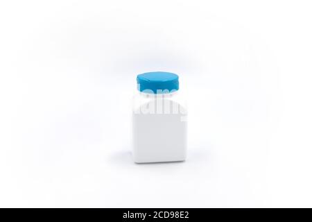 Weiße Plastikflasche für Pillen oder Nahrungsergänzungsmittel Studio Foto auf weißem Hintergrund. Modell für pharmakologische Behälter. Pille oder Drogendose blank Paket des Stockfoto