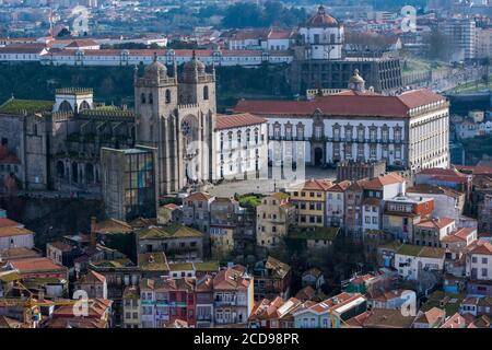 Portugal, Douro, Porto, Luftaufnahme vom Clerigos Turm, Kathedrale und Bischofspalast Stockfoto