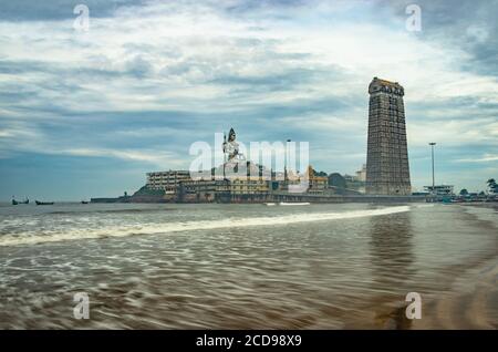 Murdeshwar Tempel frühmorgens Ansicht von niedrigem Winkel mit Meereswellen Bild wird bei murudeshwar karnataka indien am frühen Morgen genommen. Es ist das Haus von Stockfoto