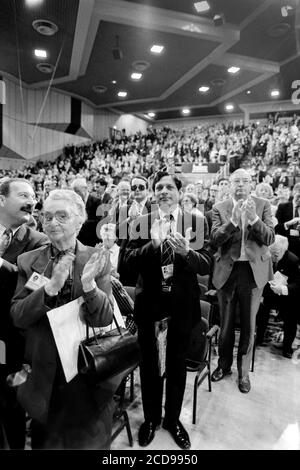 Die Delegierten begrüßen die Rede von Michael Howard – Staatssekretär für Beschäftigung. Konservative und unionistische Parteikonferenz im Bournemouth International Centre in Dorset. Oktober 1990. Foto: Neil Turner Stockfoto