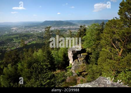 Frankreich, Vogesen, Nayemont les Fosses, Ormont-Massiv, Roche des Fees, Felsen, Blick auf Saint die, das Kemberg-Massiv Stockfoto